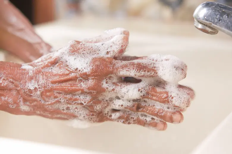 洗面で手洗い