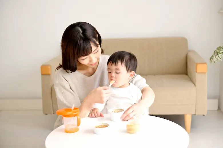 離乳食を食べる赤ちゃんとママ