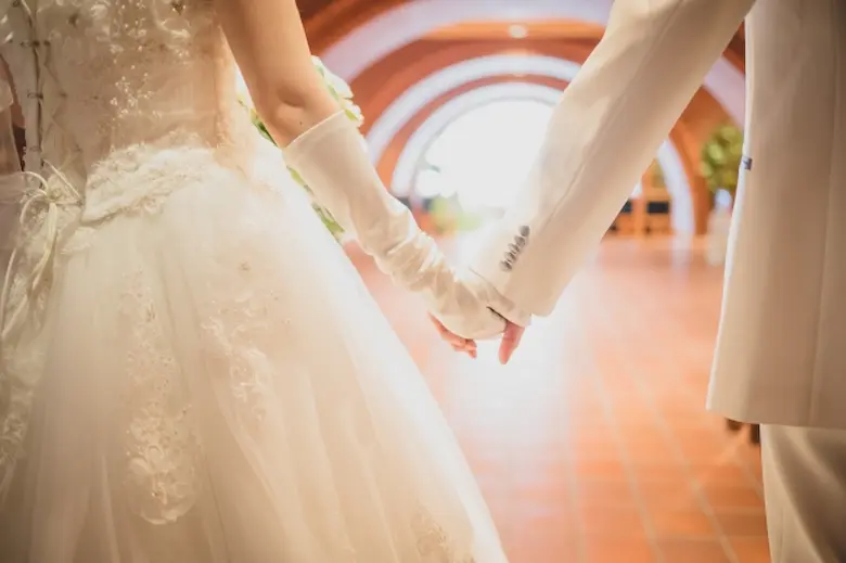 結婚式で手を繋ぐカップル