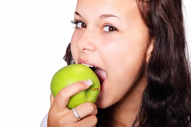 リンゴをかじる女性